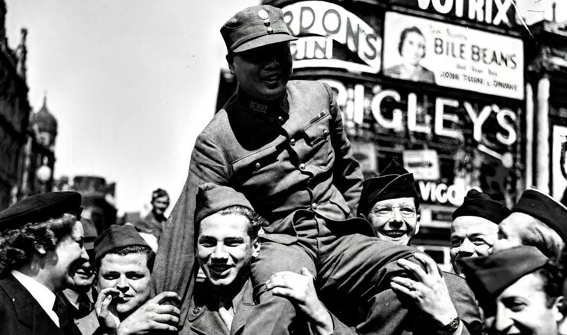 老照片：1945年8月15日日本投降，在伦敦皮卡迪利广场欢庆人群中，两名英、美军
