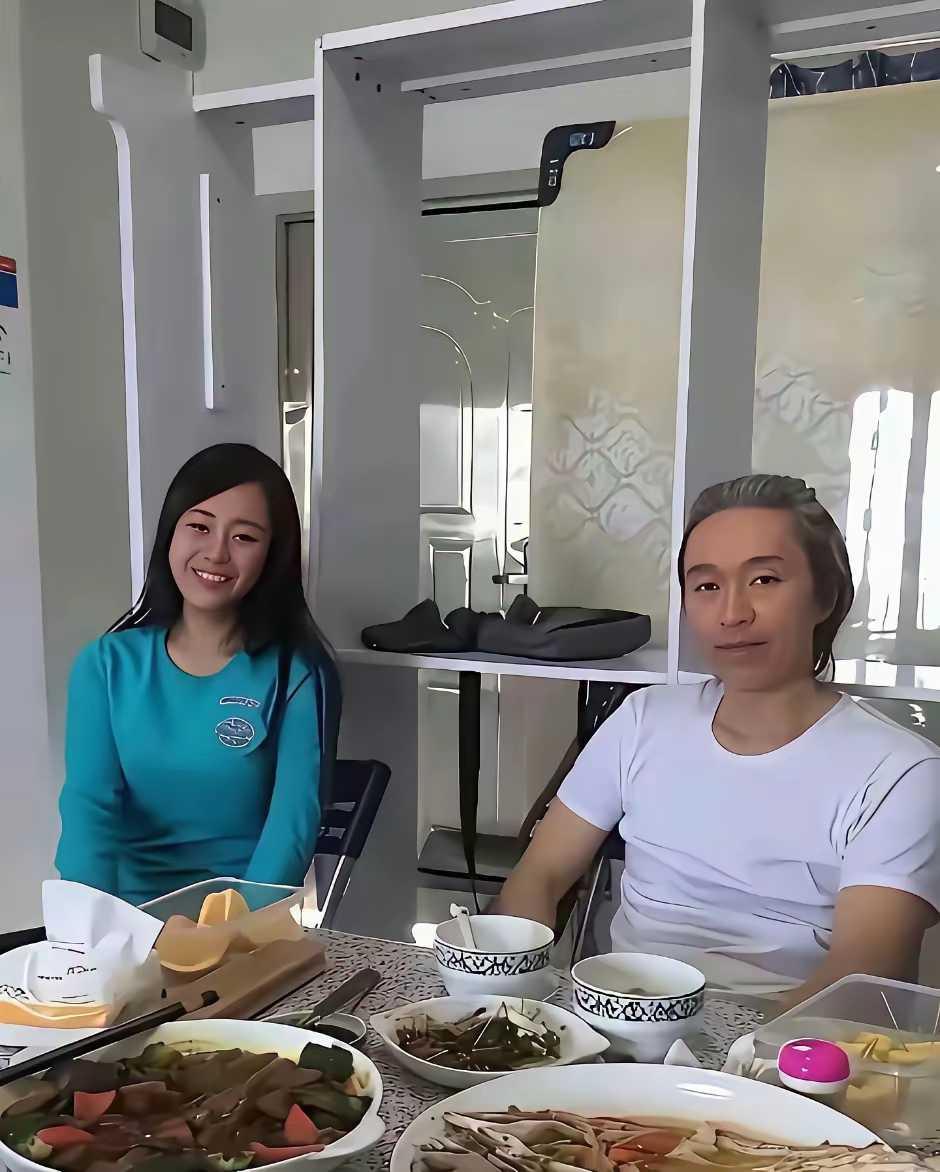 周星驰真的好讲究，一个碗吃饭，一个碗喝汤​​​​