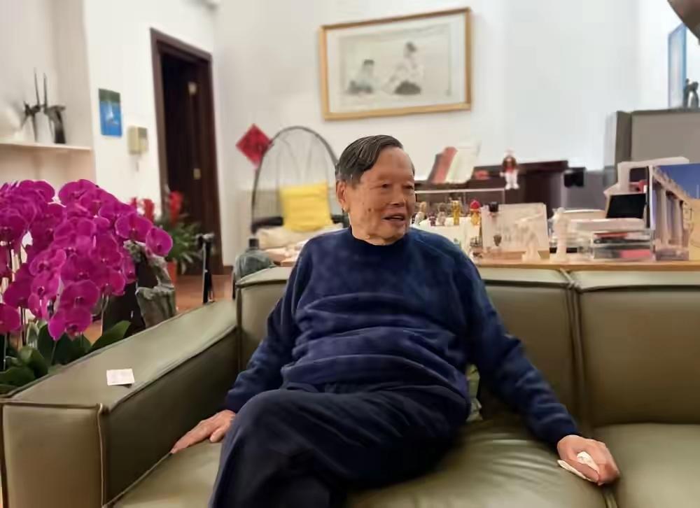 先生走的第二天
翁帆说
​杨振宁除了年龄大以外，他身上具备了好男人的所有魅力，是