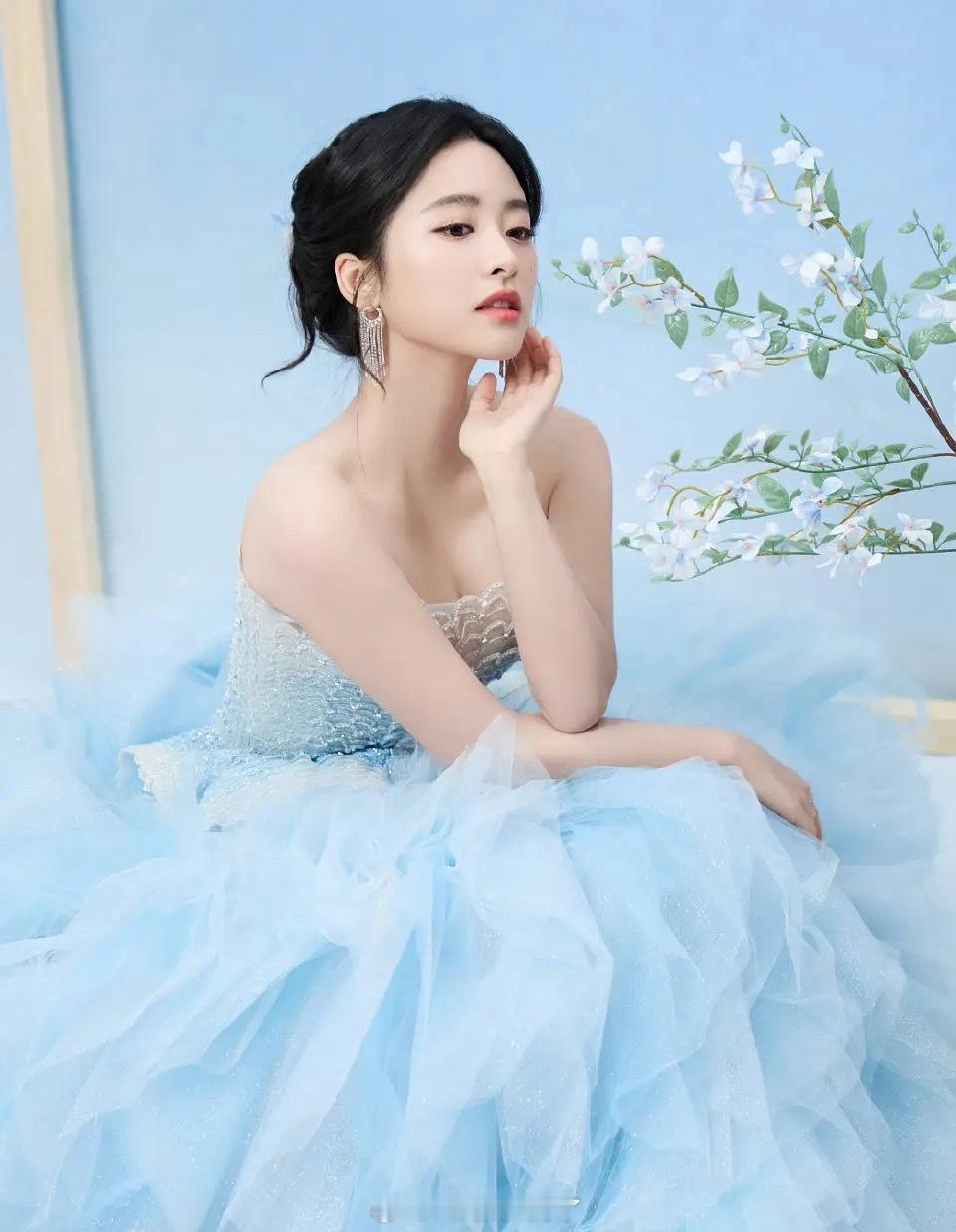 沈月的工作室出图VS活动现场生图，差别这么大吗？🙉🙉 