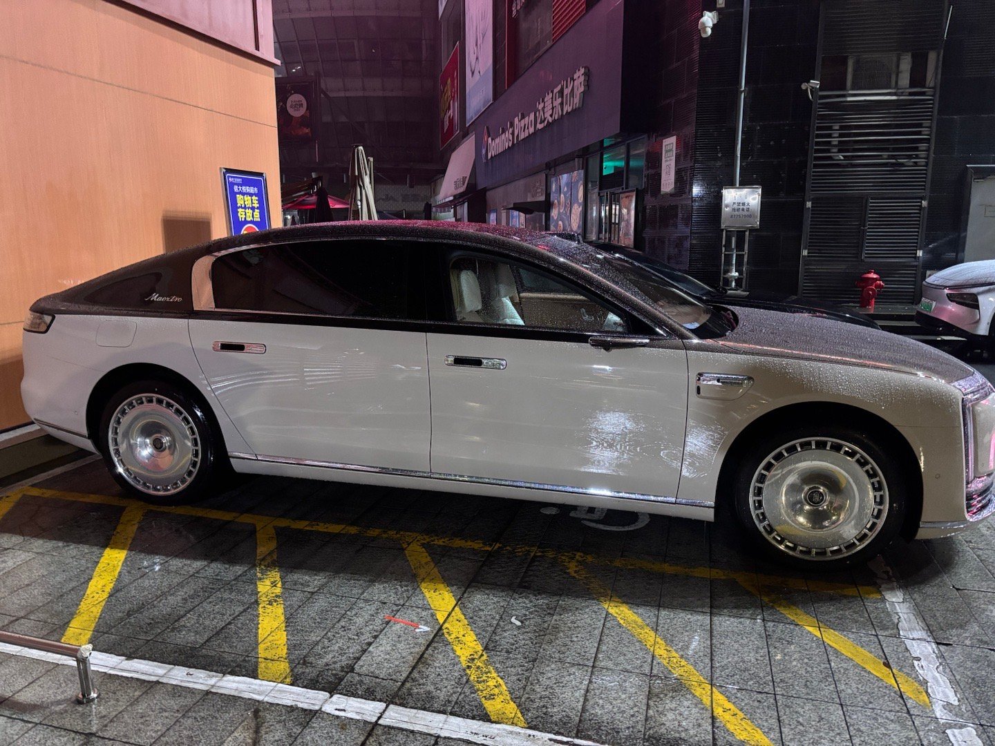 昨天晚上遇到尊界s800了兄弟们，感觉这车雨天质感咋样[doge][加油] ​​