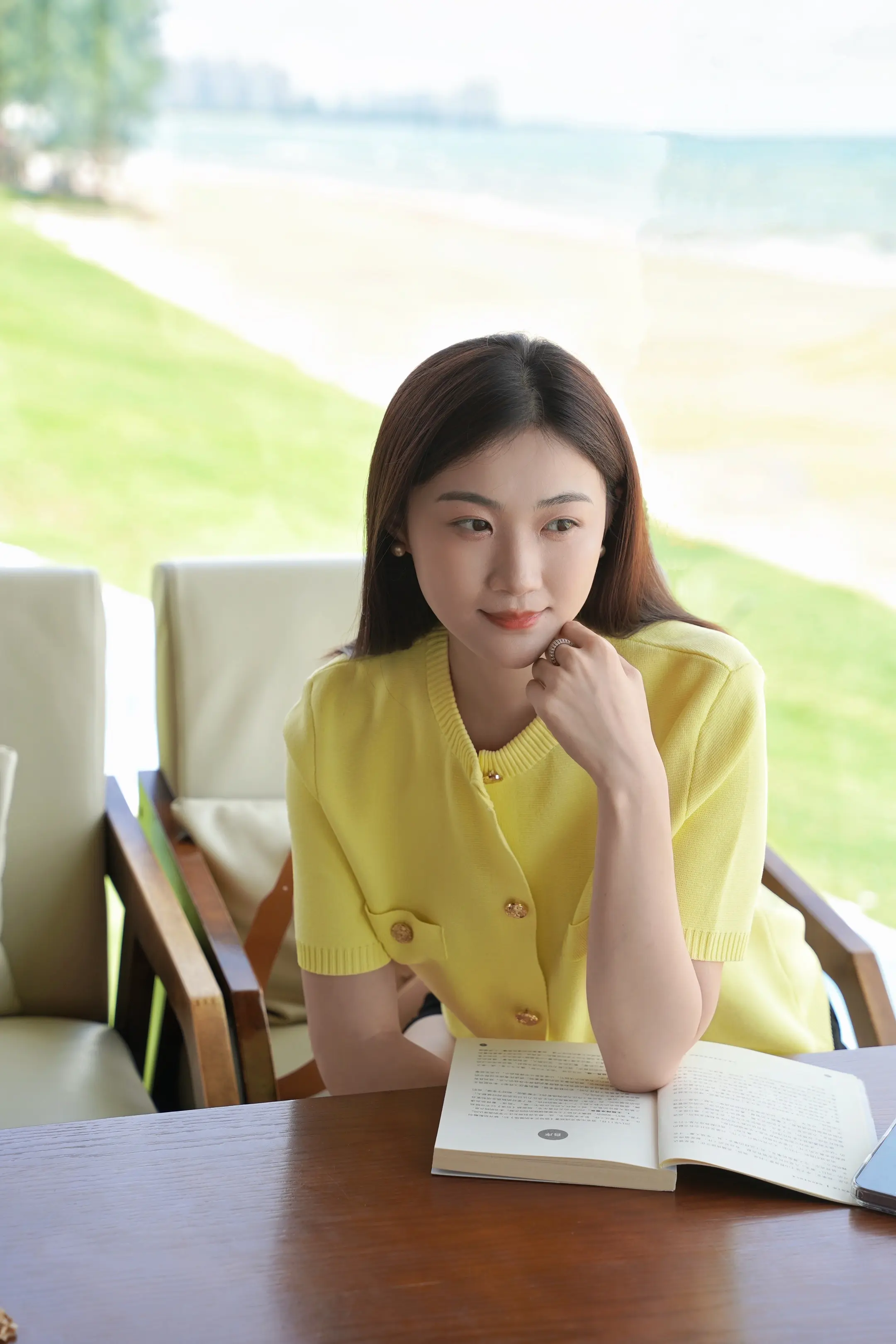 衣服基础，长相不基础，落落大方的大侄女！