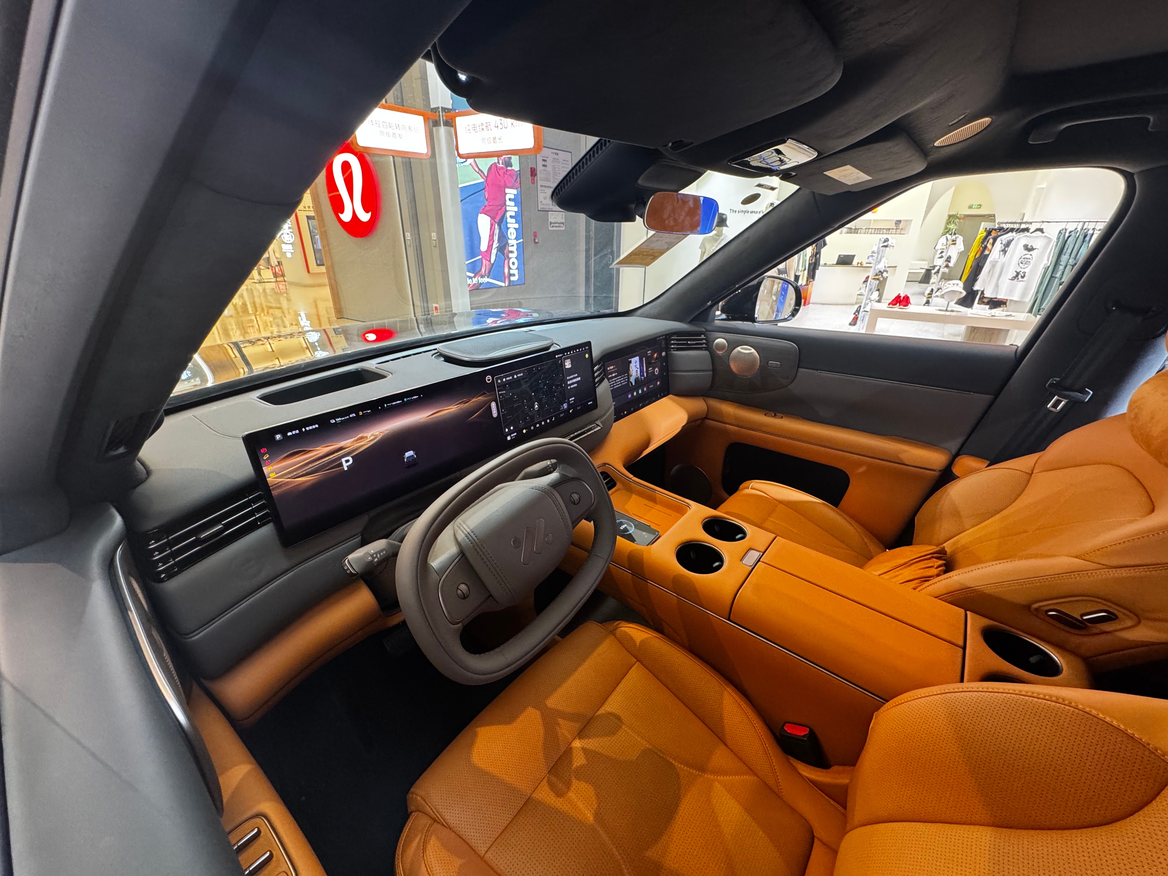 刚刚正好路过智己在商场里面的展台，就稍微研究了一下LS8，不得不说这个LS8还是