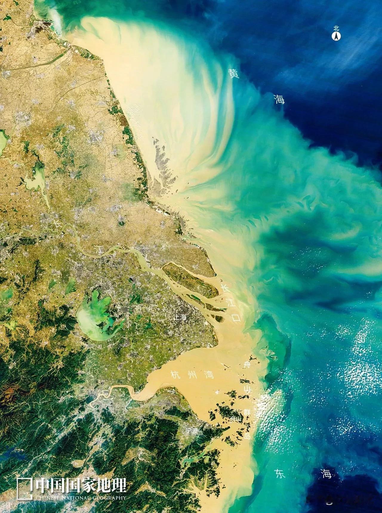 长三角地区最新的高空航拍地图，可以看见江苏沿海和杭州湾水面泛黄。

而江苏和上海