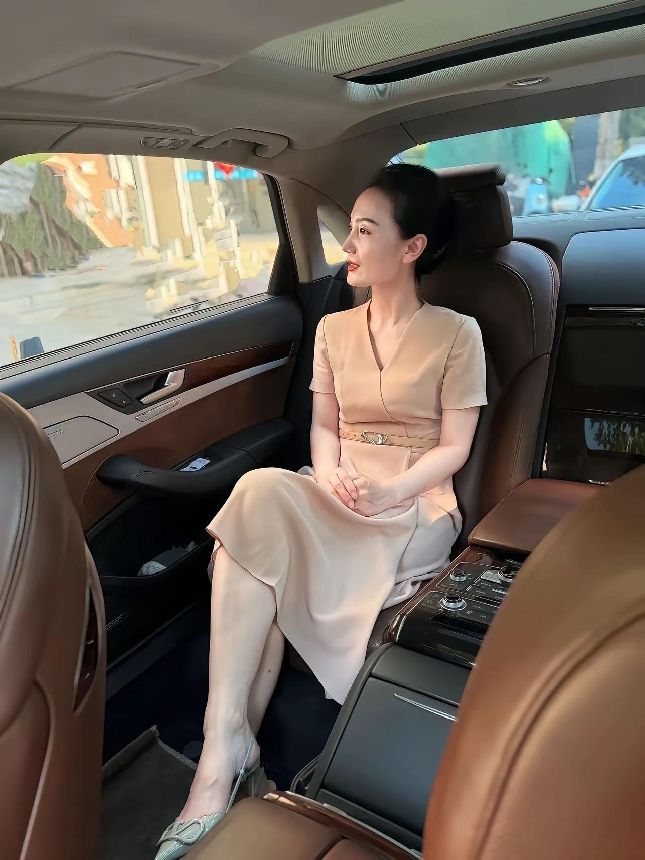 这位女士非常有气质，坐的是什么车