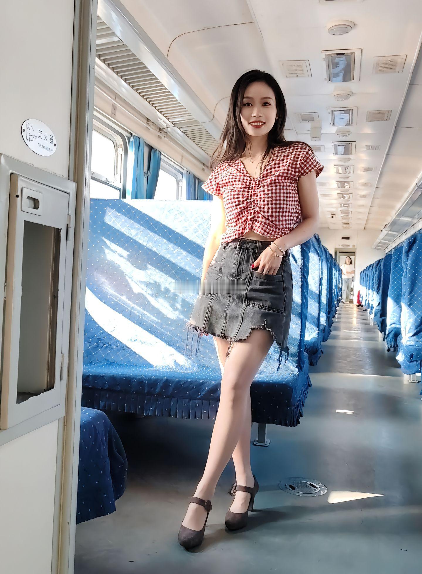 街拍美图  街拍 火车上的美味 