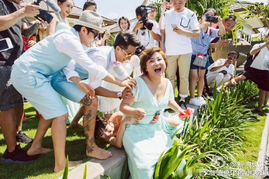 包贝尔曾三次公开致歉柳岩包贝尔婚闹对象是柳岩 包贝尔婚礼婚闹事件中，当事人为伴娘