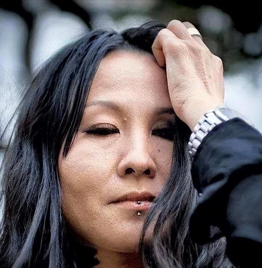 1993年，女歌手罗琦，一次喝酒时和别人发生冲突，骂道：“北京人就是傻X”。结果