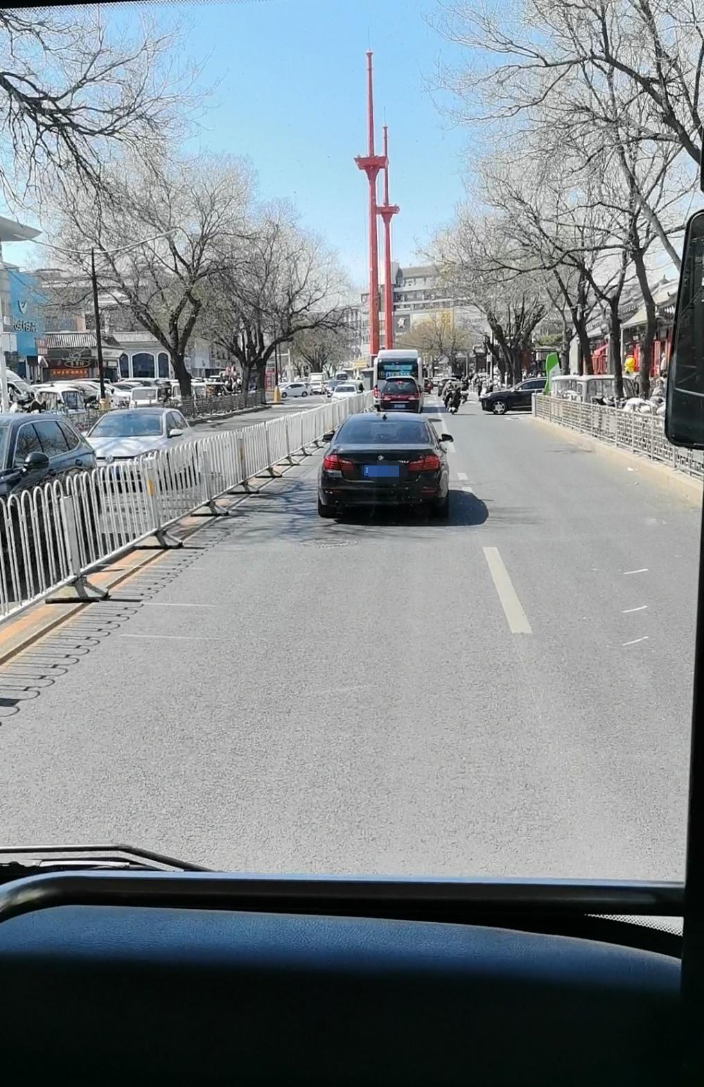 坐车看路上这两个柱子，这多么碍事啊，当时想这是不是早些年玩杂技爬刀山的道具，听出