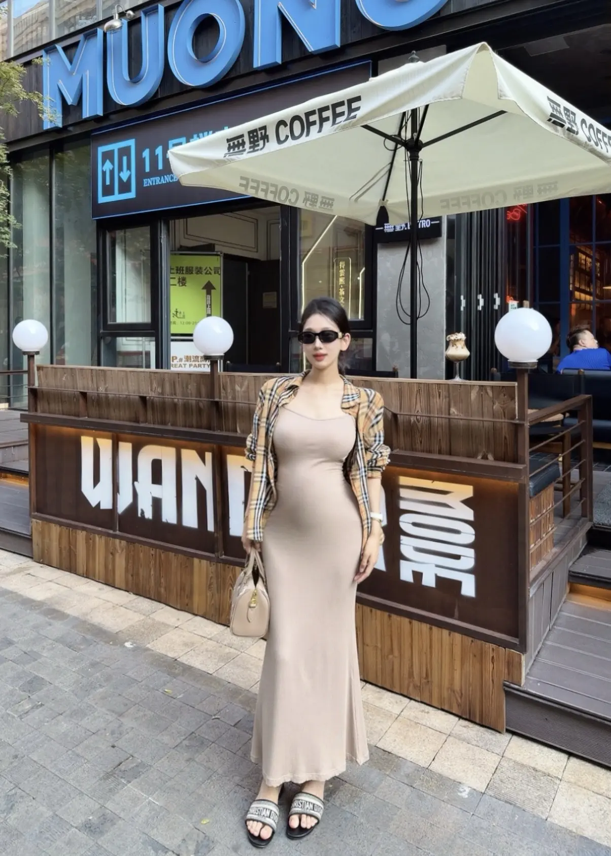 不好意思没回你消息啊，今晚洗碗多挤了俩泵洗洁精被婆婆一巴掌打晕过去了现在才醒