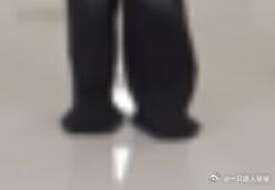 这四个神人的鞋有一个是正常穿的吗。？一个只看得到一只鞋头一个鞋比头大一个完全看不