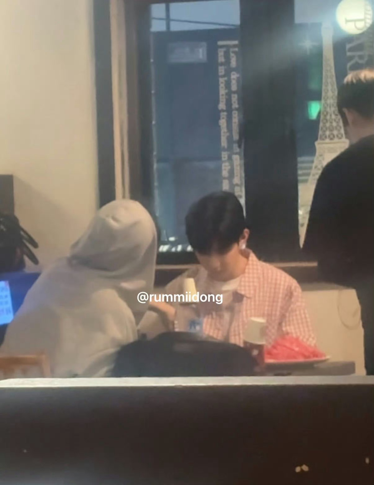 偶遇章昊吃饭 章昊被偶遇 头发剪短了好嫩 完全大学生既视感