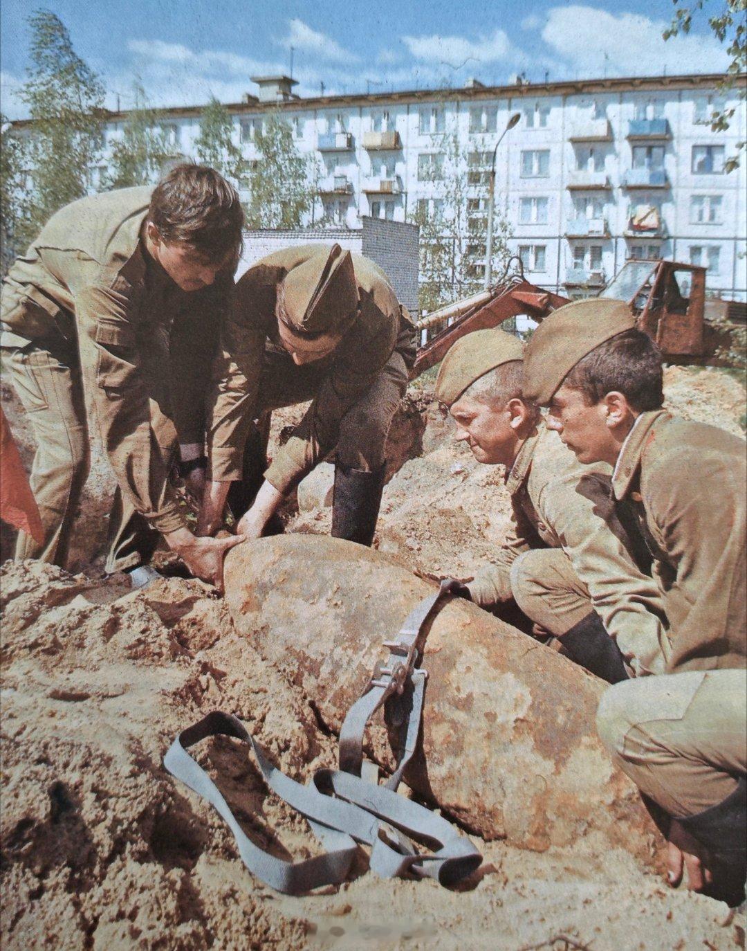 1990年，苏联陆军工兵在建筑工地发现一枚未爆炸的二战德国炸弹。 