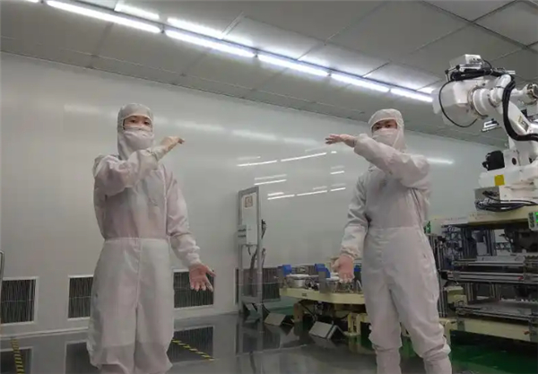 【点火成功！国内首条G4.5液晶玻璃基板生产线进入复产冲刺】据媒体报道，成都高新