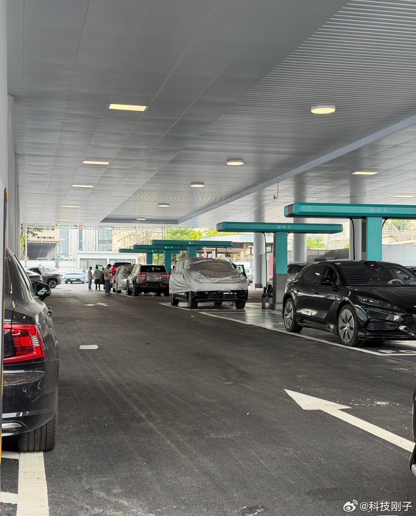 发布会一开，比亚迪这次真的把闪充做到颠覆级了。一直以来，充电慢、排队久、打乱行程