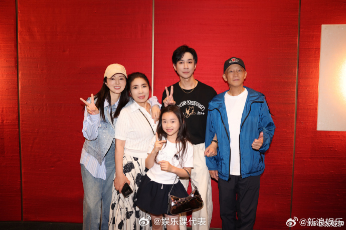 董璇张维伊小酒窝合照董璇再婚 15日，在新综艺看片会上公开表示再婚。据悉，6月曾