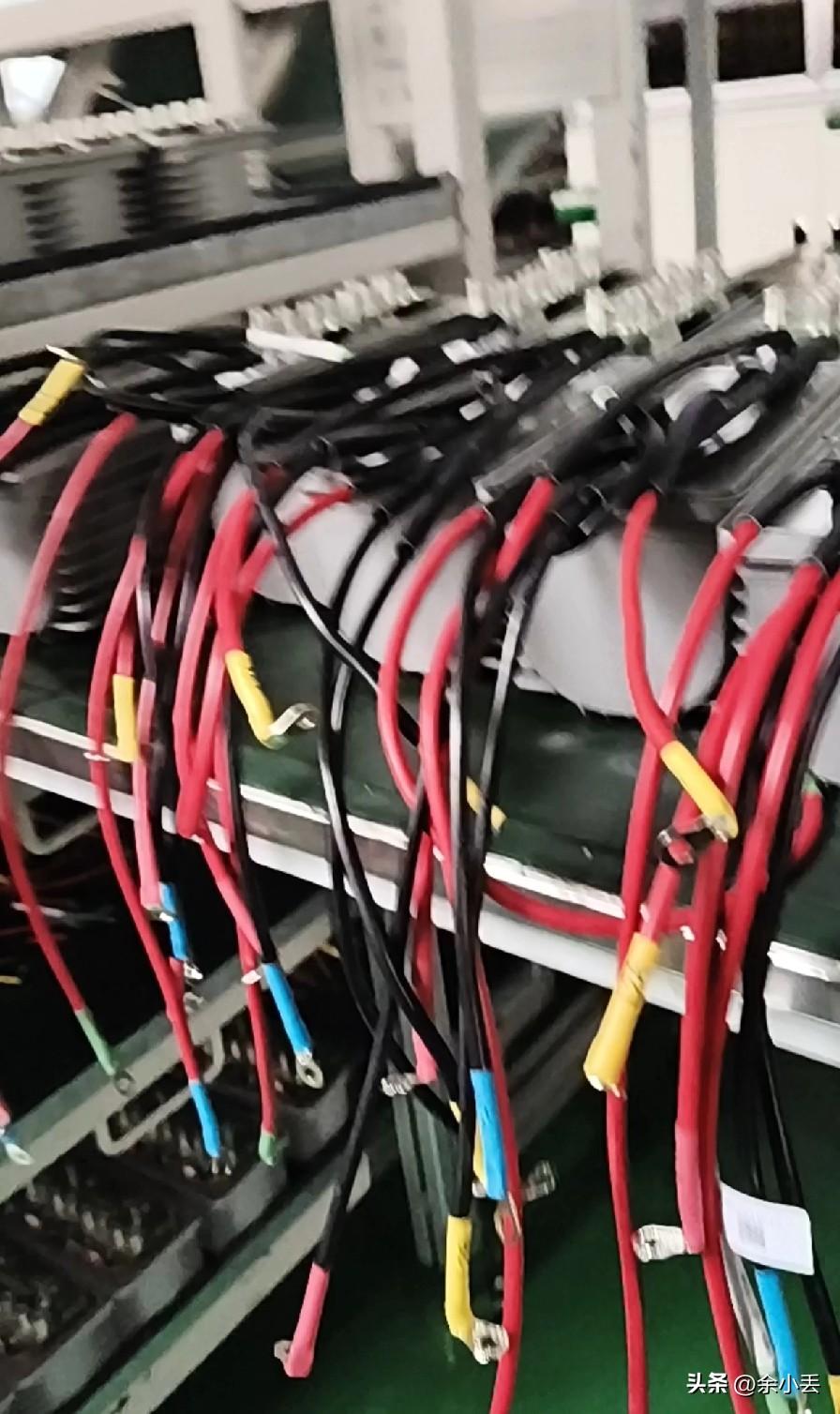 我在变压器厂上班，最近厂里真的太热闹了。车间机器几乎没停过，白天黑夜连轴转，海外