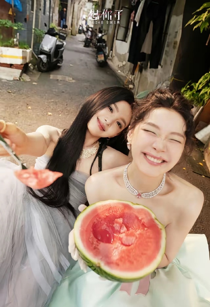 金靖透露章若楠有多粘人氛围感十足的姐妹日常，金靖分享暖心细节，章若楠私下依赖性满