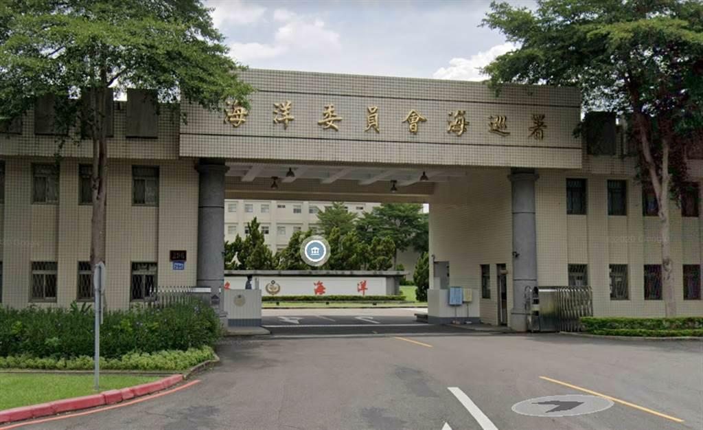 台湾海巡署秘书室前视察洪肇義，以办案、投资等借口，要求署内同事交出新办的金融卡及