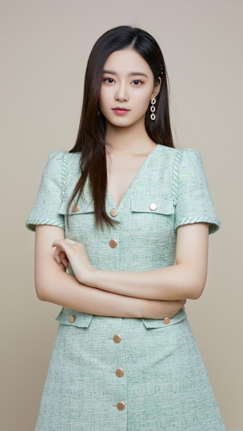 徐艺洋，中国内地女歌手、演员。曾在韩国接受练习生训练，参加《创造营2020》收获