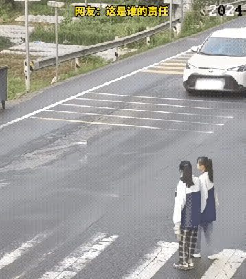 小车停在斑马线前礼让行人，没想到后方摩托车刹不住直接撞上来了，这种情况小车应该没