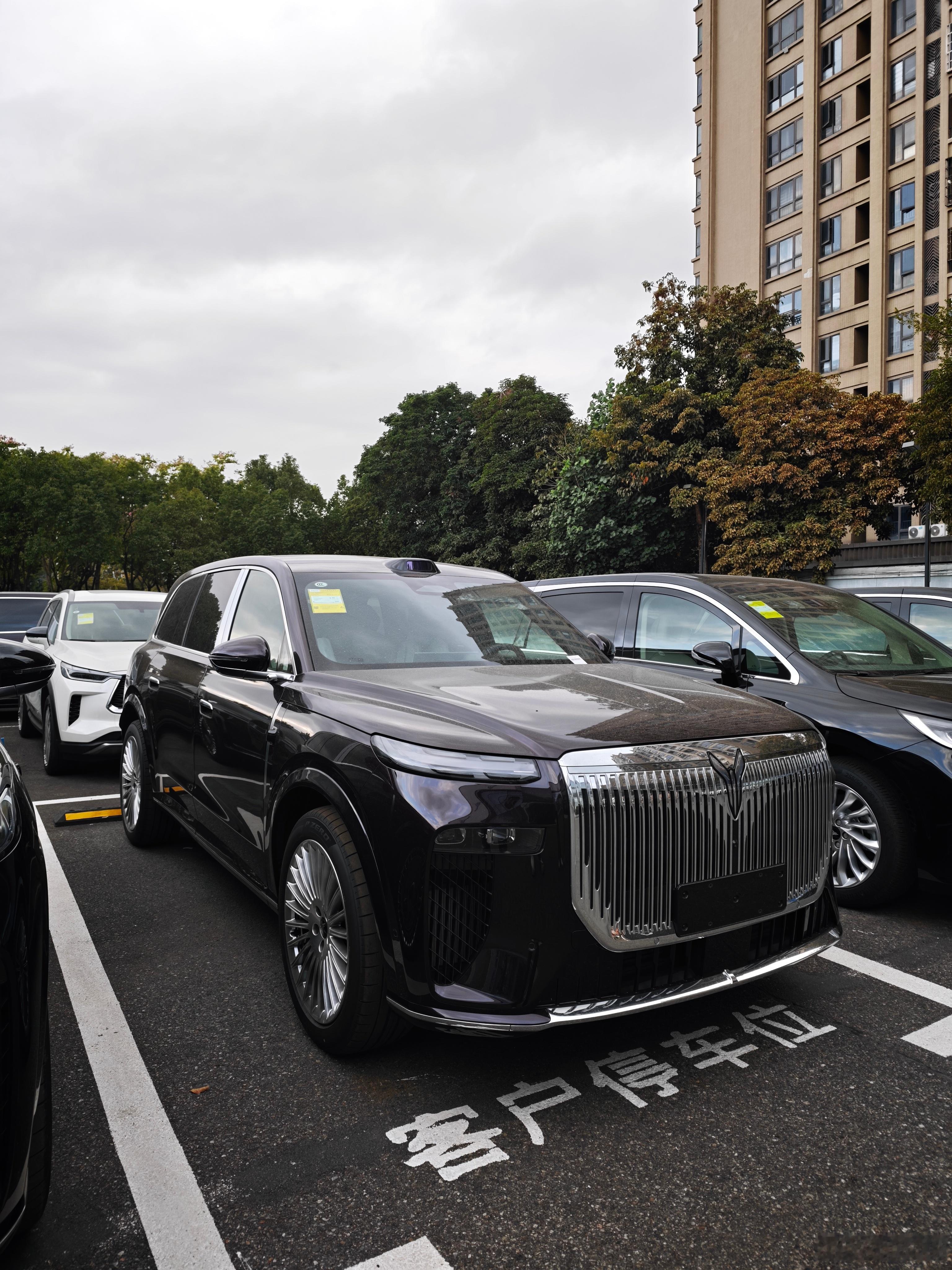又是一台开起来比坐起来好得多的大SUV开起来竟然还是高能模式最好用…操控是真牛逼