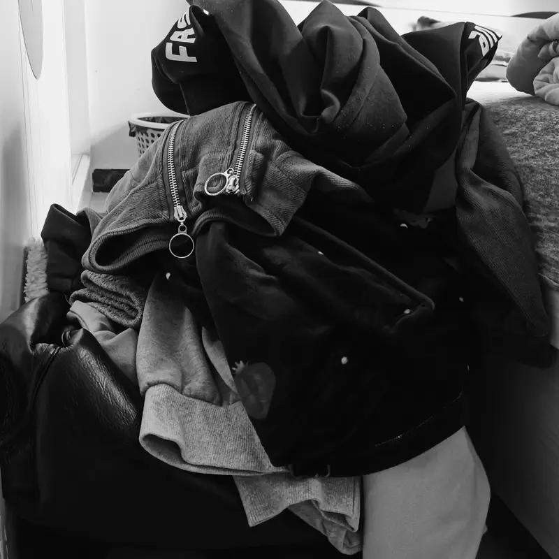 别人给的旧衣服你们嫌弃吗? 别人给的旧衣服，我觉得没必要嫌弃。之前有宝妈被舅妈送