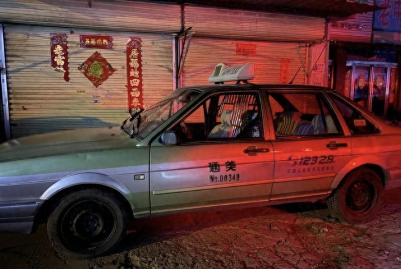 凌晨两点，大爷从太仓打网约车去上海。一路上，司机只是简单啃了一块面包充饥。临近目