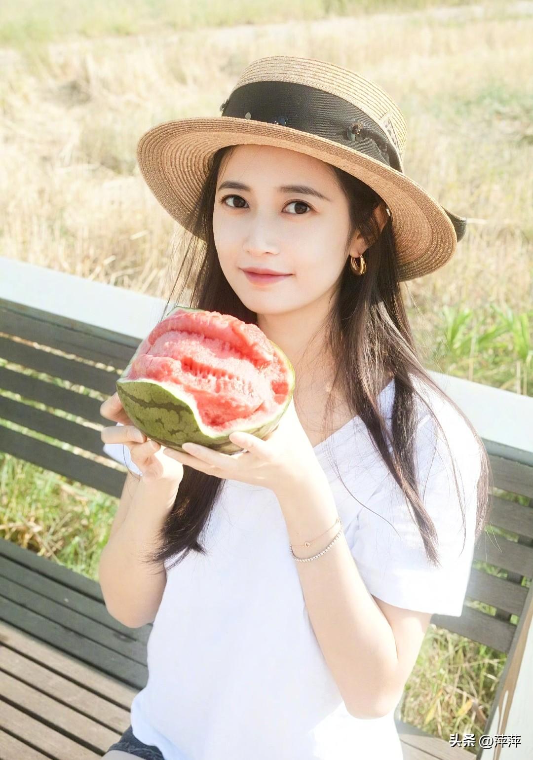 【陈钰琪夏日旷野随拍！草帽配西瓜，干净松弛美到骨子里】
 
近日，演员陈钰琪一组