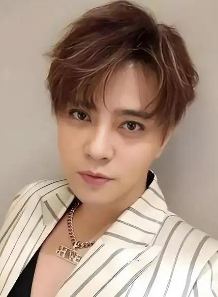 看到46岁的罗志祥宣布立好遗嘱，还确诊了“微笑忧郁症”的消息，心里不禁咯噔一下。