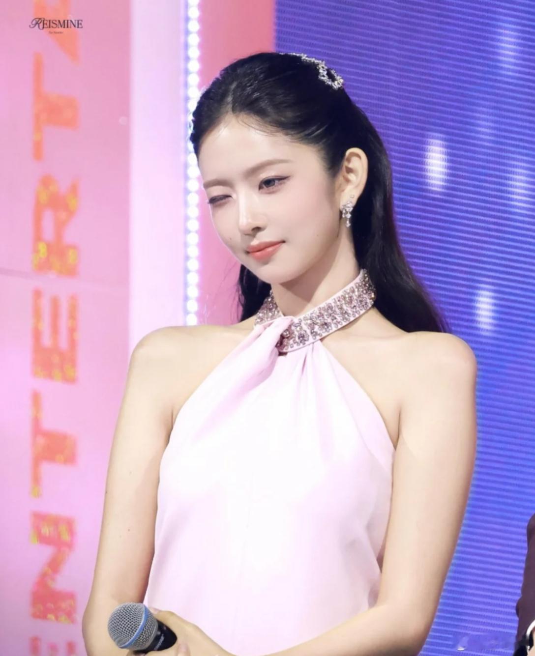 IVE直井怜露额头造型，忘了在哪看到有人说她是为了风格突出放弃了一部分美女感，果