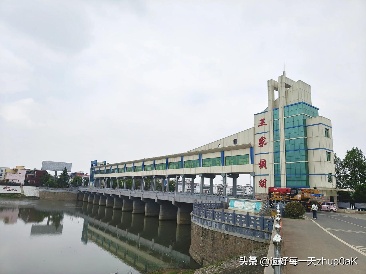 今天在家附近的加油站加了200块钱的92号汽油，每公升8.54元。
哎，上午到阜