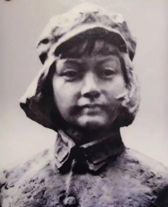1929年，朱德正和妻子睡觉，突然十几个敌兵破门而入，大喊：“谁是朱德！”危急时