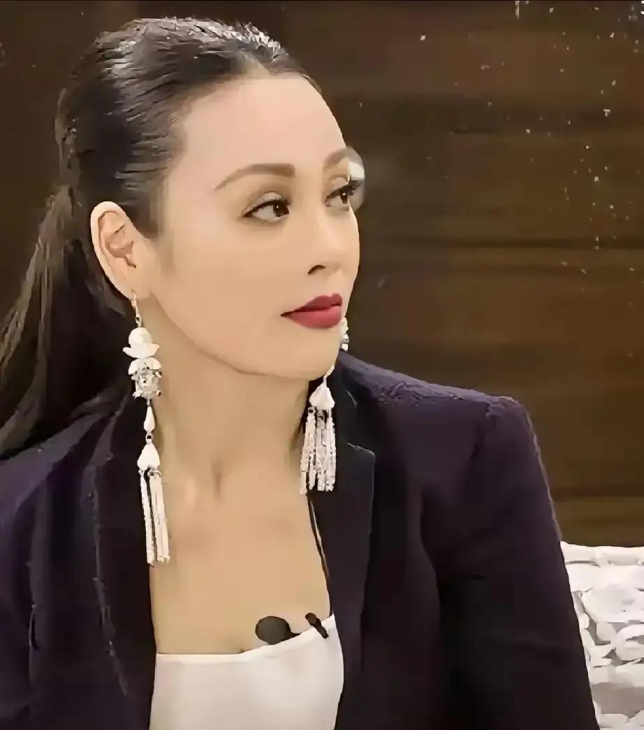 星二代拒当明星，年薪百万
 
雷纳是谁？宁静儿子，1998年生，从小被狗仔跟拍。