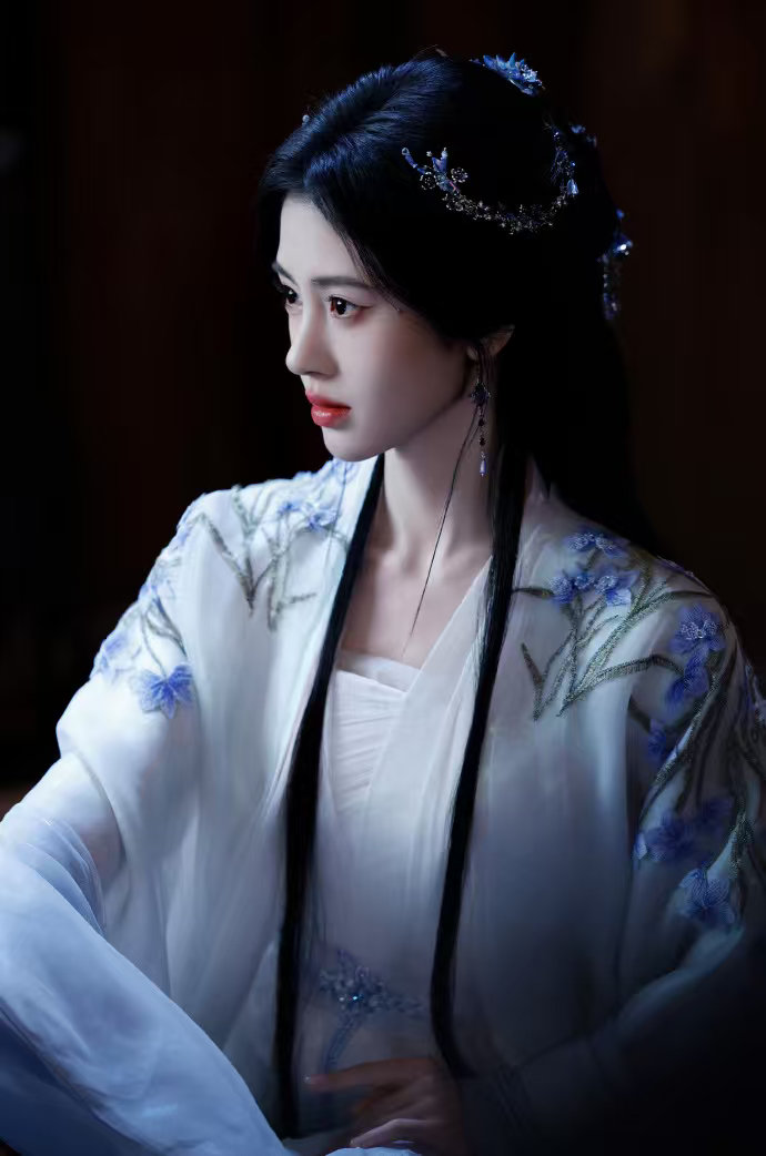 鞠婧祎月白染衣鞠婧祎一袭素衣半面狐心 鞠婧祎月白染衣，一袭素衣，半面狐心。这个美