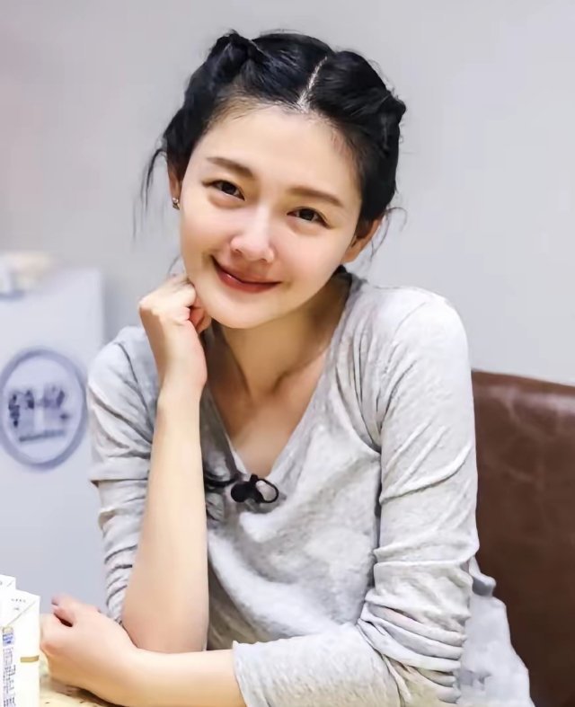 刚刚得知，广西那位女儿得了白血病、得到大S无偿捐助的30万元的单亲母亲，之所以一