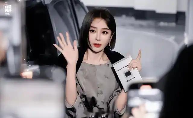 秦岚真贴心，主动招呼粉丝，伞一挡那无奈表情好可爱。秦岚 怎么一点眼力见都没有？像