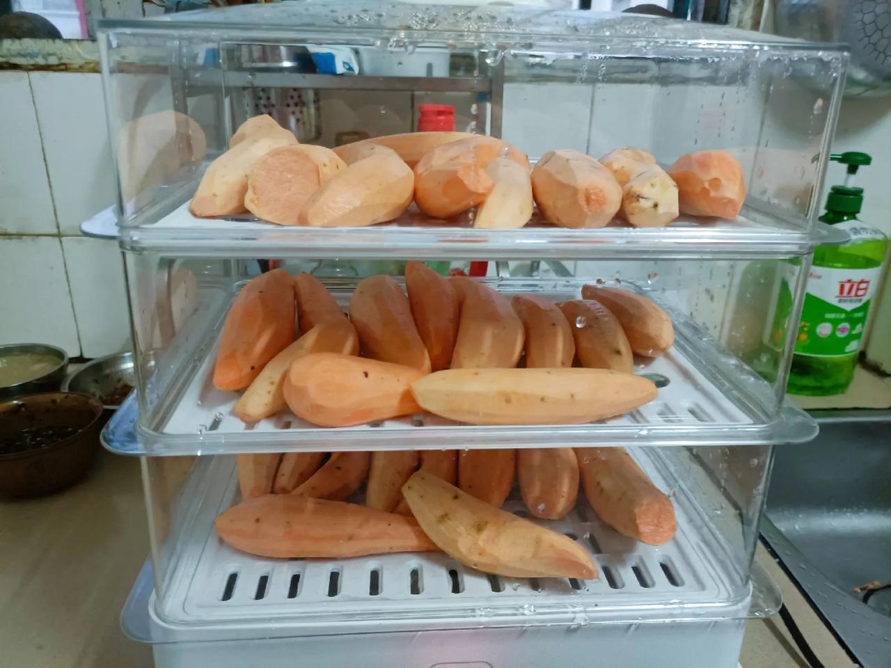 表姐从老家带来的番薯和香菇   太多了吃不完  番薯挑了点打算做番薯干   之前