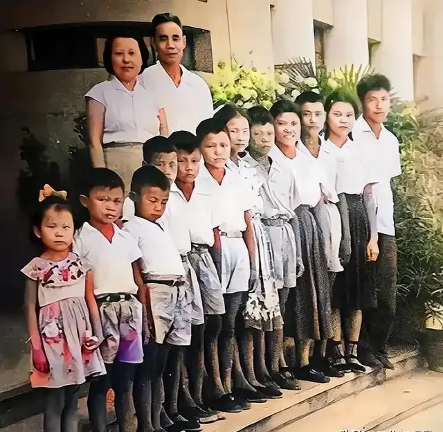 1961年，开国中将吴信泉携夫人与12个子女拍摄罕见全家福。 