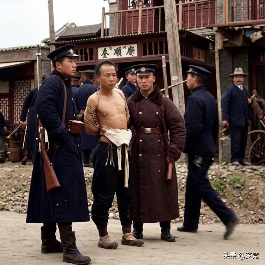 1912年2月29日，北洋陆军第三镇士兵因索要被拖欠的军饷，在北京东城及前门外等