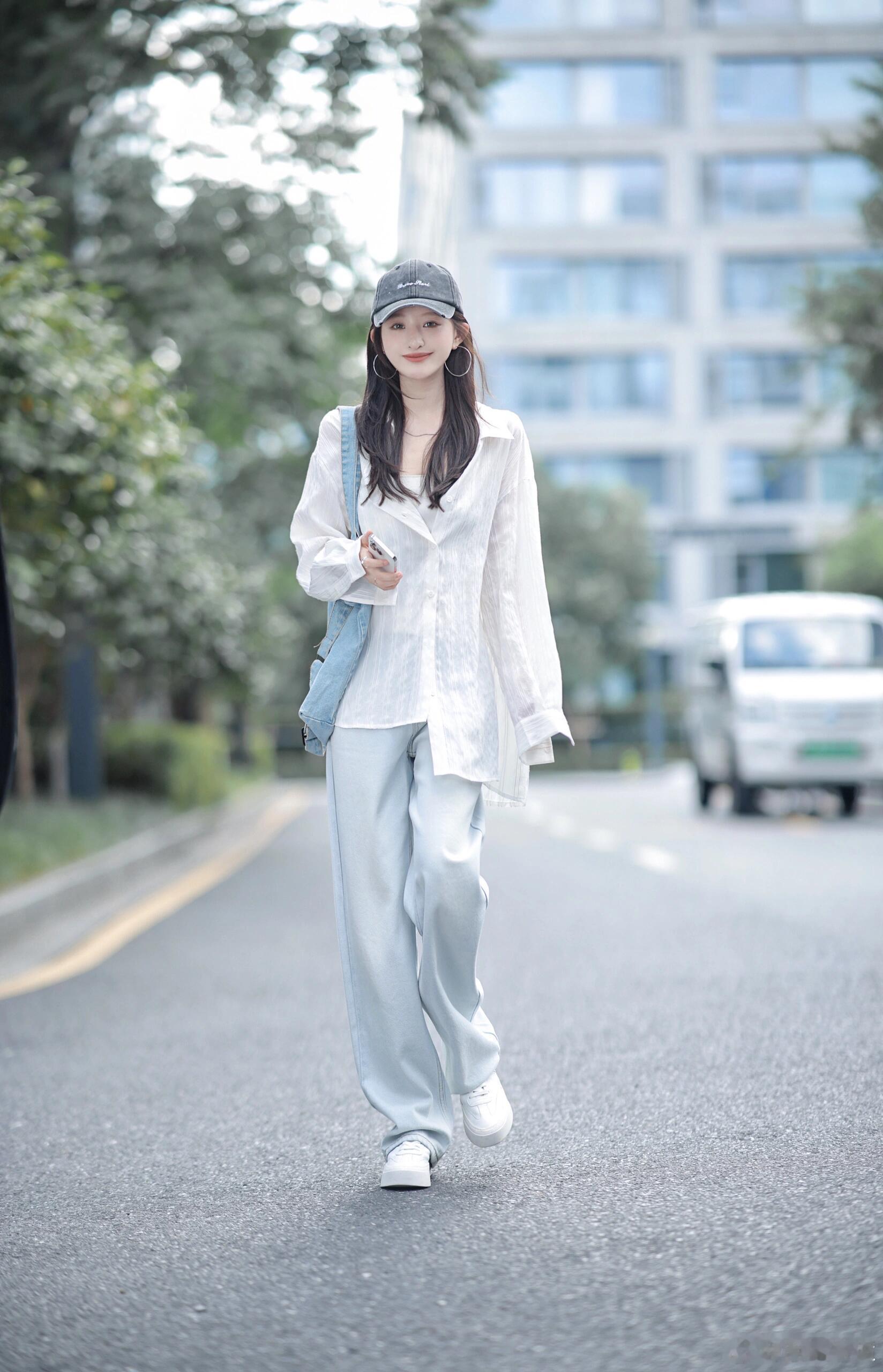 👕白衬衫+牛仔裤=永不过时的松弛感密码！简单到骨子里的穿搭反而最耐看——白衬衫