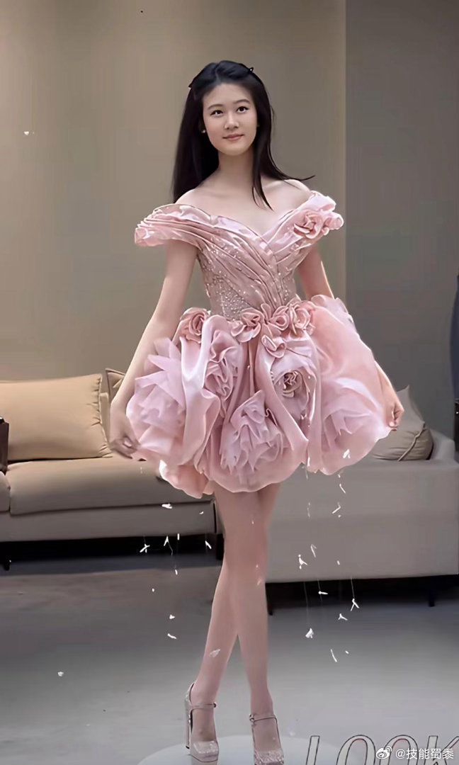 陆毅的大女儿贝儿长大了，18岁了，出落得非常标致 ​​​