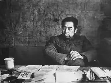1948年，周恩来身穿粗布棉衣在西柏坡办公室桌前看电报，当时，毛泽东也在西柏坡，