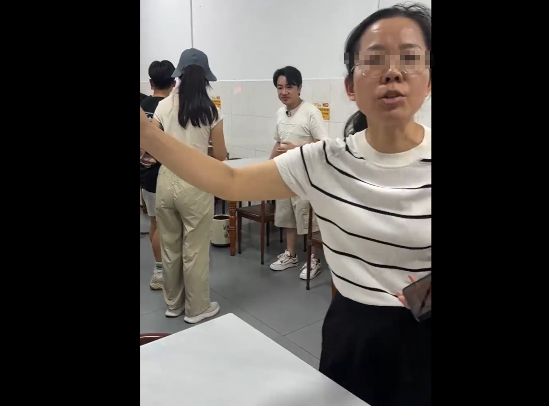 #玉林文旅局回应王祖蓝拍摄清场误解#【广西玉林通报“吃粉遇王祖蓝进店被清场”：因