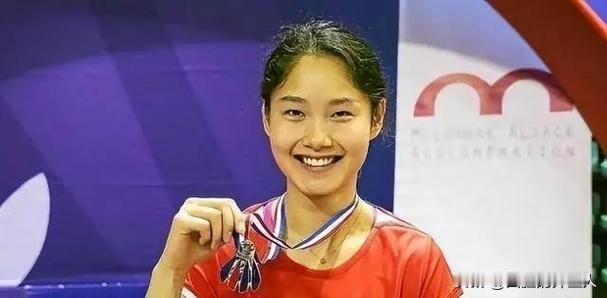 1999年，四川一女孩拿到世界冠军后，被教练踢出国家队。谁知4年后，她加入法国籍