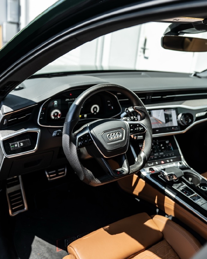 把 Audi RS6 改装成英国赛车绿，再配上青铜色粉末涂层的低趴轮毂，这简直太