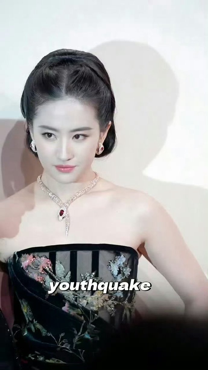 只有长头短脸高折叠度的能做这类发型，平脸和脸包头的做，效果就是现在内娱古装剧那种