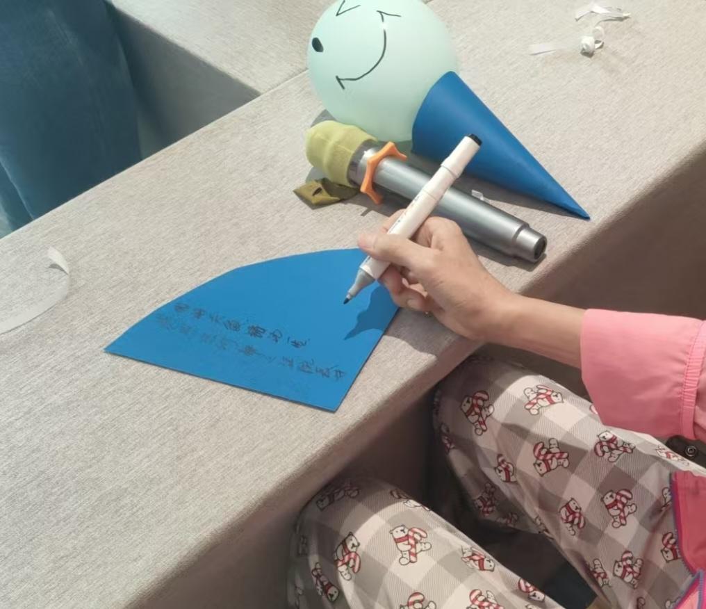 一张暖心卡片，守护生命最后的温柔。

在安宁疗护的日常工作中，我们见过太多被重病