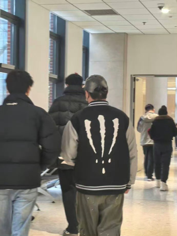 网友偶遇敖瑞鹏在医院输液 网友偶遇敖瑞鹏医院输液，这是怎么了要快点好起来！ 