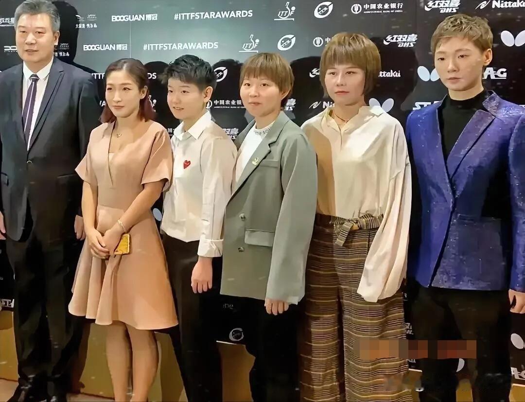 这是多年前的一张老照片，那个时候王曼昱、陈幸同、朱雨玲她们比较喜欢留短发，还给头